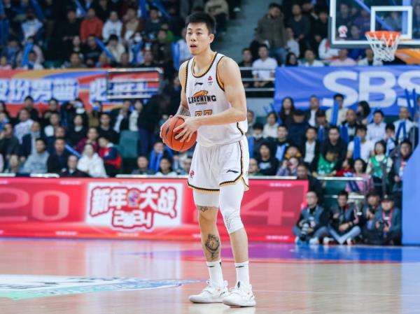 屋漏偏逢連夜雨！張鎮(zhèn)麟7中1僅得2分2板4助 末節(jié)受傷離場(chǎng)