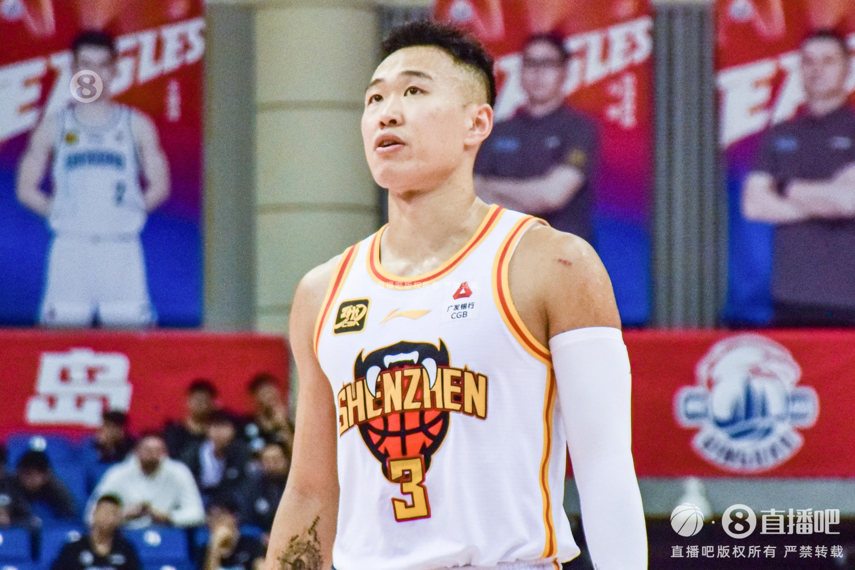 下半場(chǎng)沒給打！賀希寧14分鐘3中0無得分 僅拿3籃板